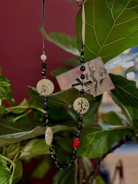 Collana lunga con perle nere e medaglioni